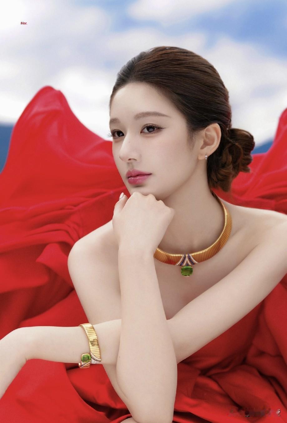 认识赵露思的都知道她很会穿。520她和妈妈、奶奶、外婆拍大片，奶奶外婆那金手镯相