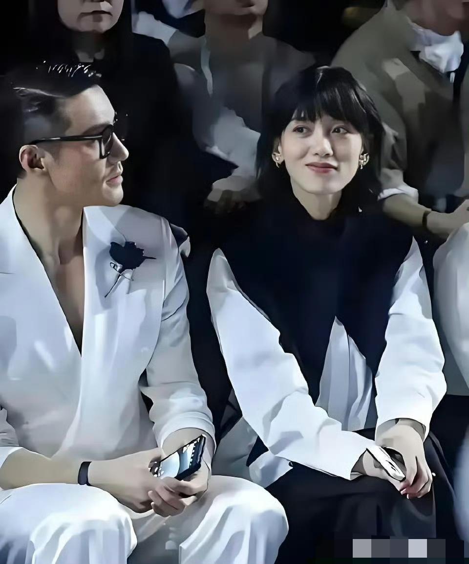 据说这是刘恺威的现任女友～这不比杨幂差远了～不过这美女也不差，侧面还好看，正脸就
