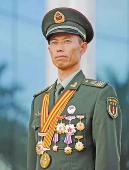 2004年初，二炮某旅一枚新导弹发射测试时，竟然一通电就卡壳！专家修了4天4夜也