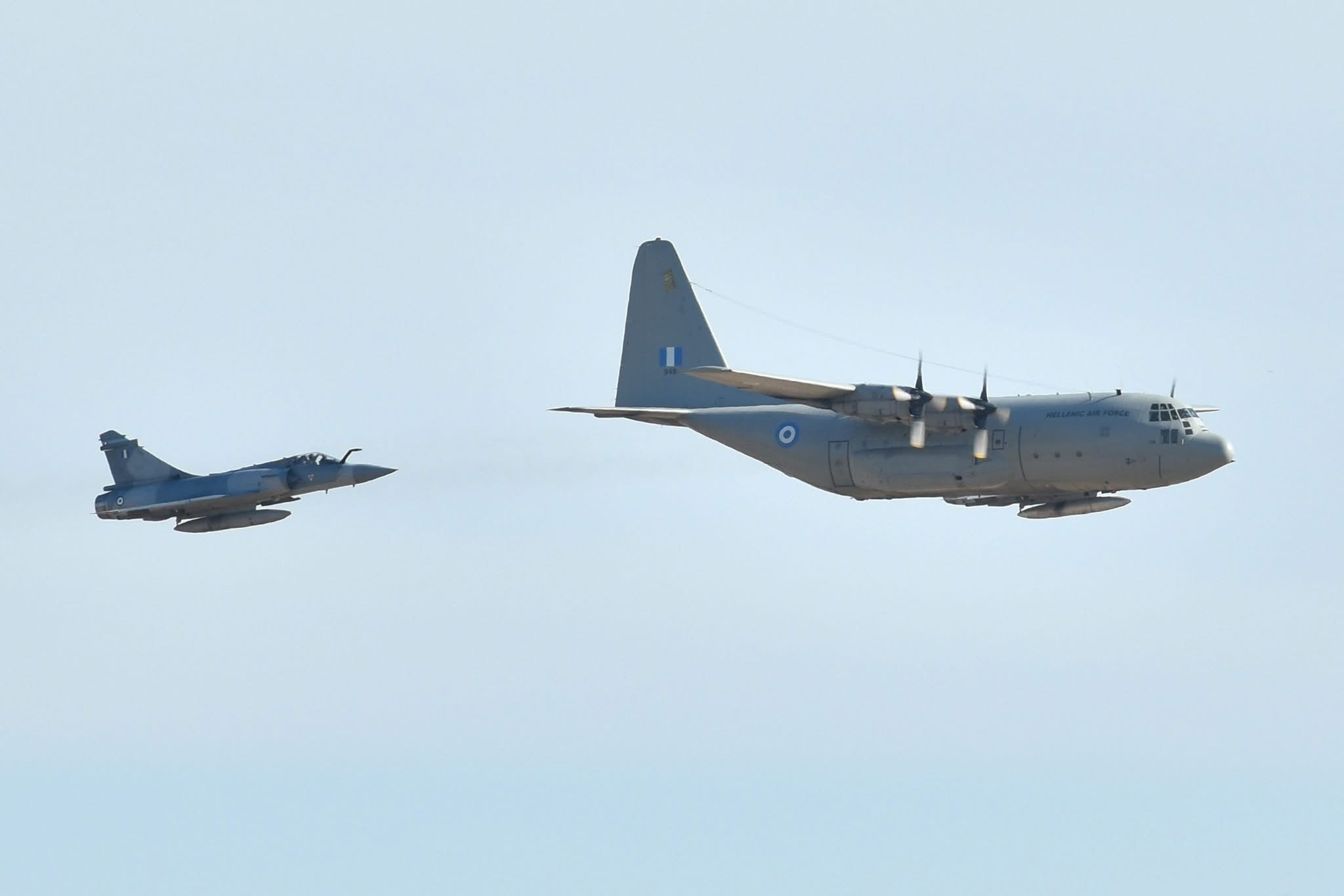 希腊空军（HAF）1架C130大力神+2架幻影2000[偷笑]今日幻影 Phot