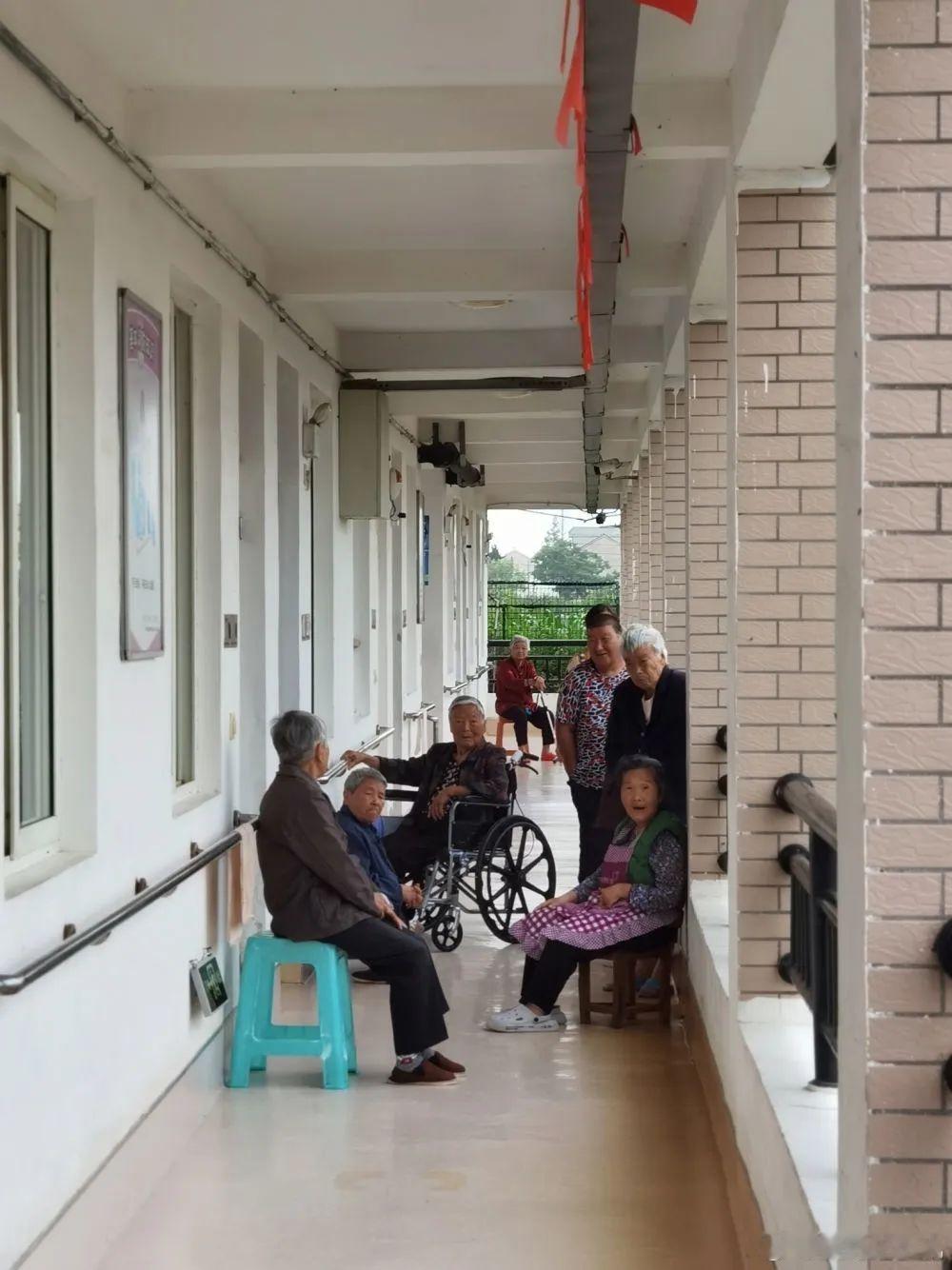 老人被83岁男室友打到大小便失禁好家伙，原来网传都是真的，没有小孩或者家人的老人