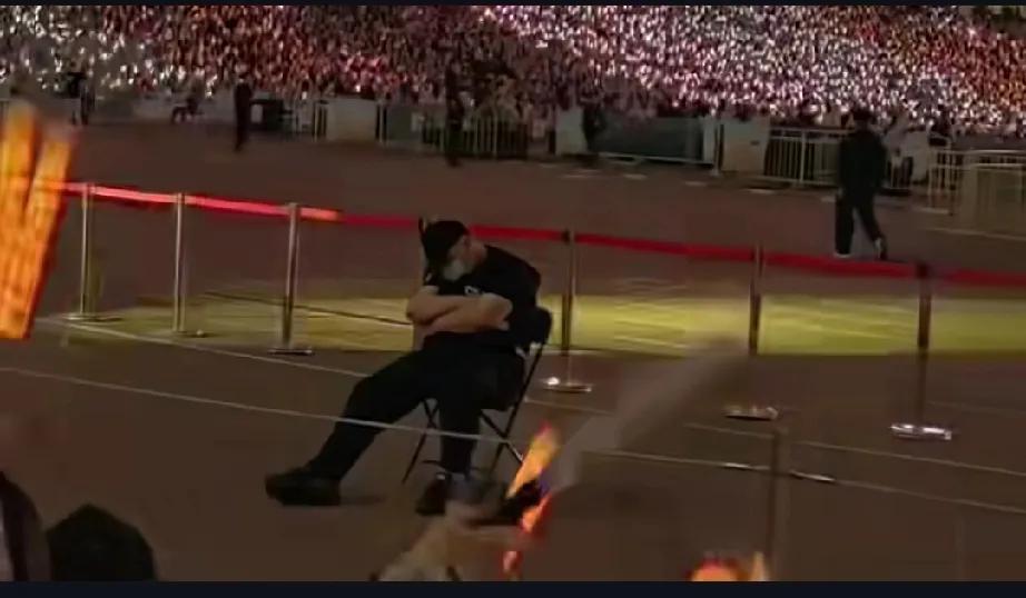 演唱会什么的
真是睡觉摸鱼的好去处啊
任你欢呼呐喊
任你高歌低吟
都是我耳边的催