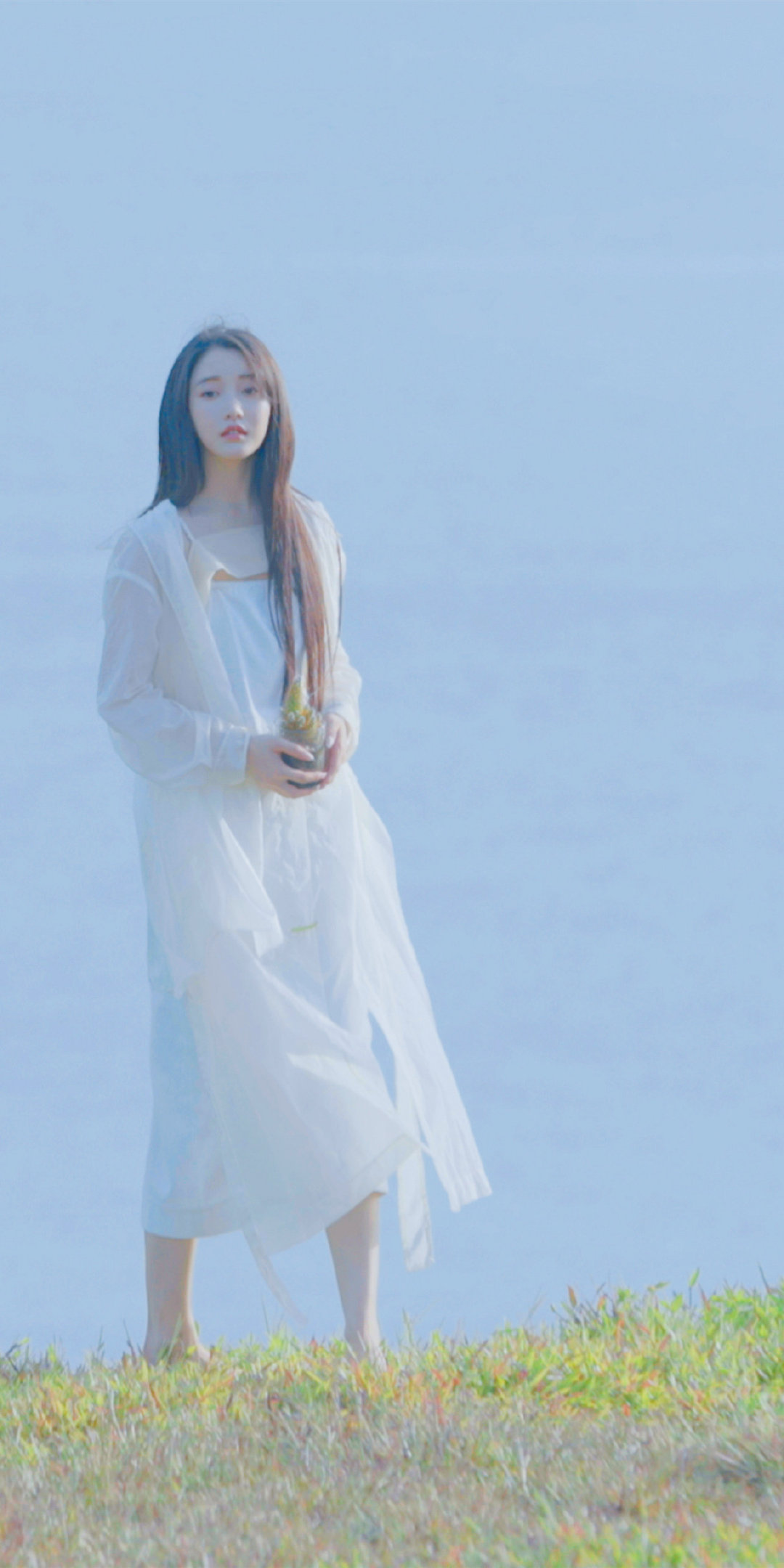 姜贞羽海边壁纸：长发温柔，白衣轻盈柔美的少女气息。姜贞羽