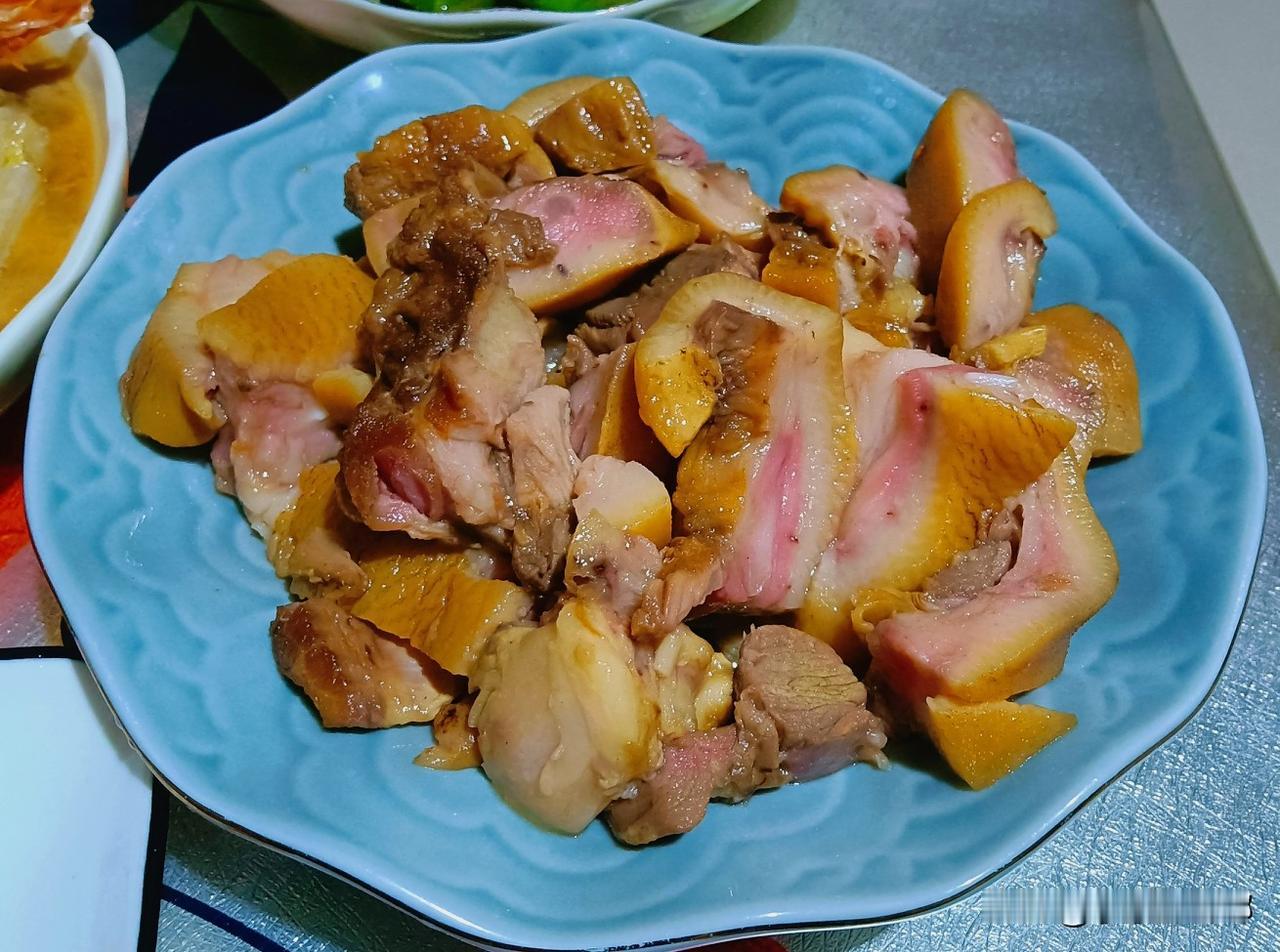 晚饭，即墨农村老李家今晚的晚饭晚饭

采购猪头肉
扇贝肉炒青椒
娃娃菜炒大虾
卤