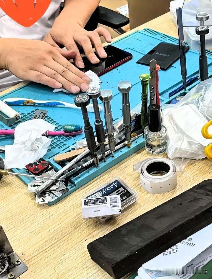 前几天手机出点小毛病，跑去维修店。修手机的师傅干这行十几年，闲聊的时候随口说了几