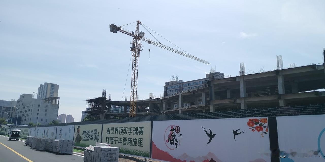 新建路与顺城街交叉口这个位置，按理说是蛮不错的，像这样的风水宝地咋就总黄了呢？