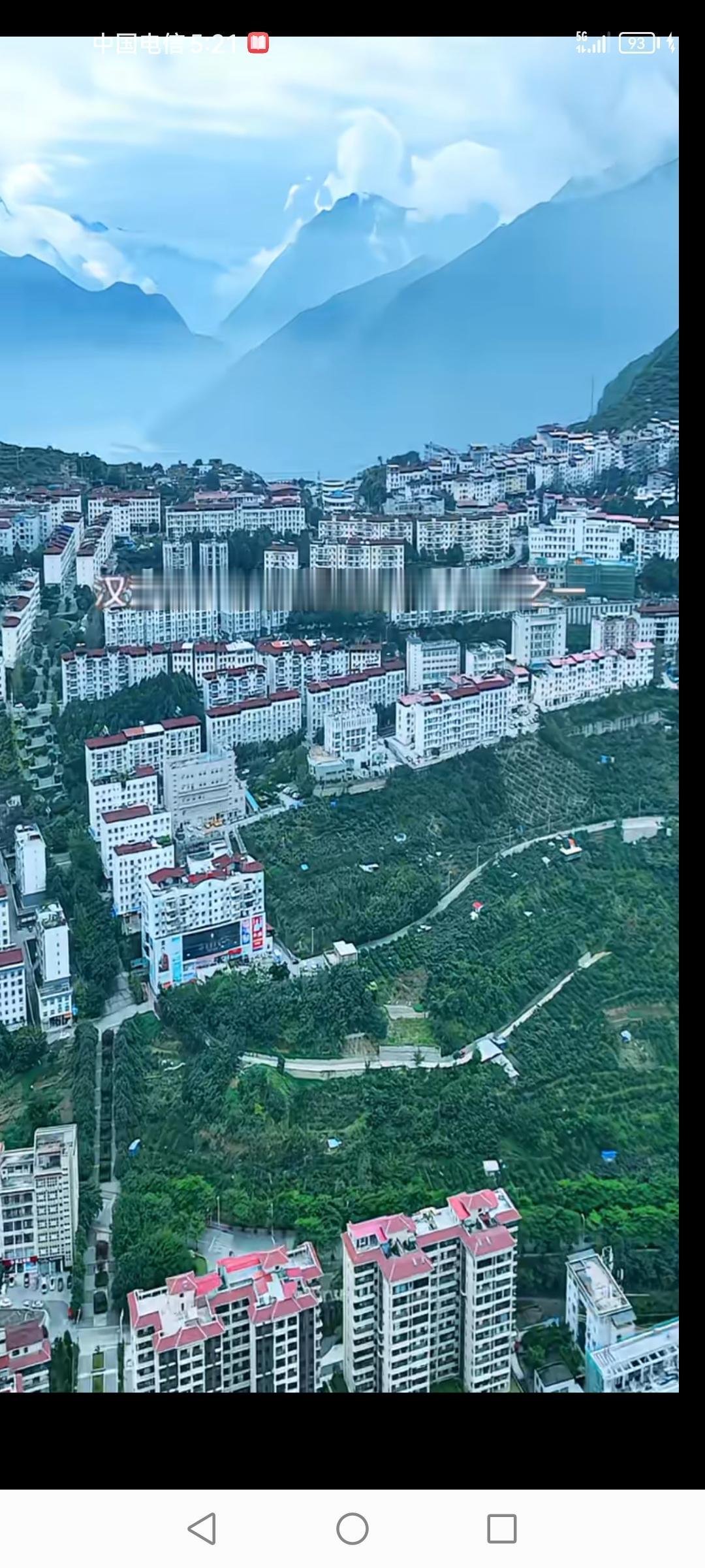 这就是汉源，城市贴着山建，湖水就在眼前。汉源湖是汉源境内一座浩瀚大气的人工湖，湖