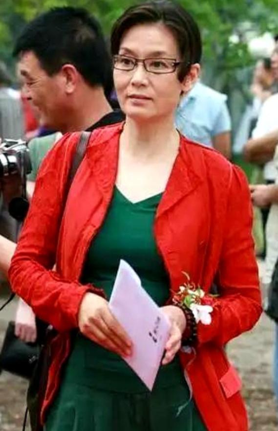 30多年，将近33000顿饭，潘虹没在自己家厨房开过一次火。一个在上海住了三十多