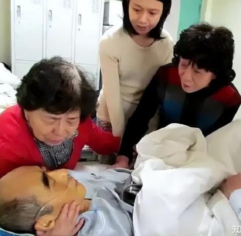 庄则栋咽气前，原配妻子鲍蕙荞、第二任妻子佐佐木墩子守护在旁边，此时的他已经油尽灯