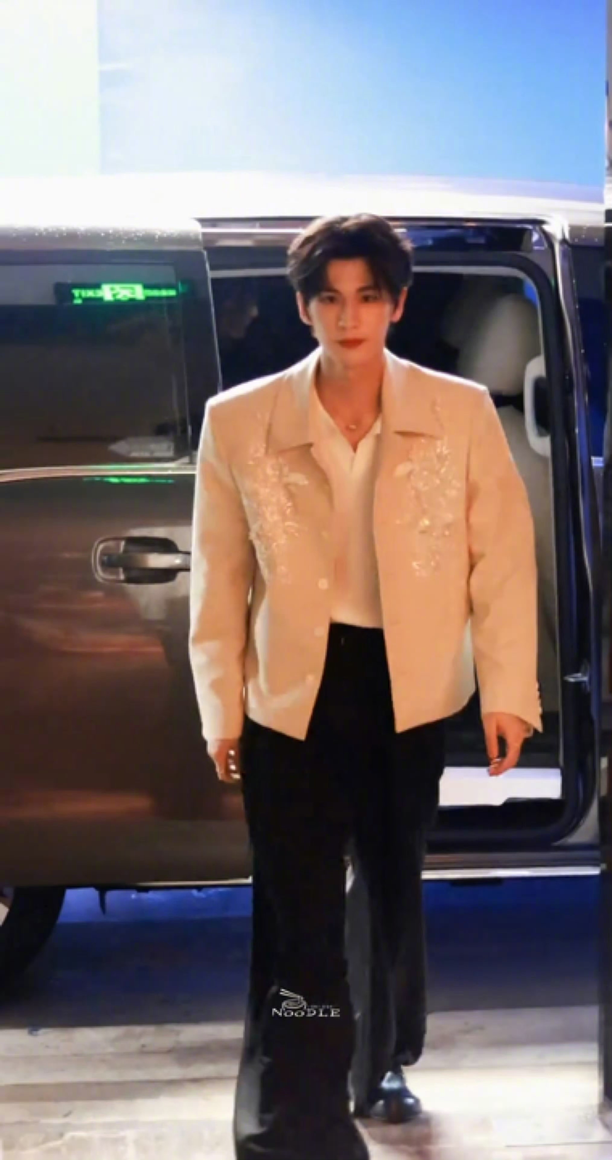 张凌赫开推4凌晨下班张凌赫这个造型真的帅到我失语！天生衣架子不是说说而已录制状态