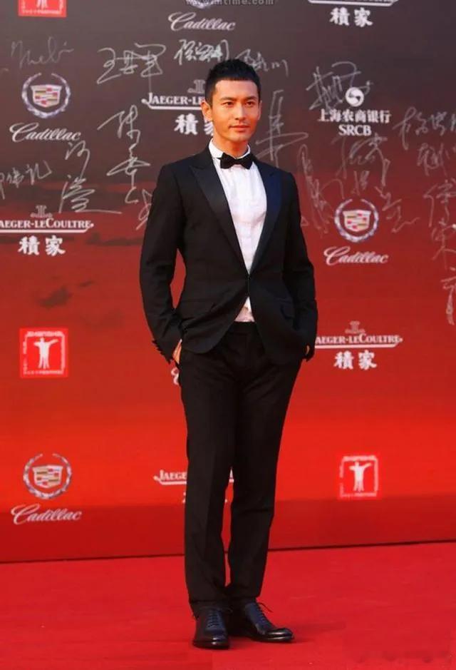 黄晓明好标准的咬牙切齿谁懂这个名场面有多好笑，黄晓明被怼到咬牙切齿，大口吸气克制