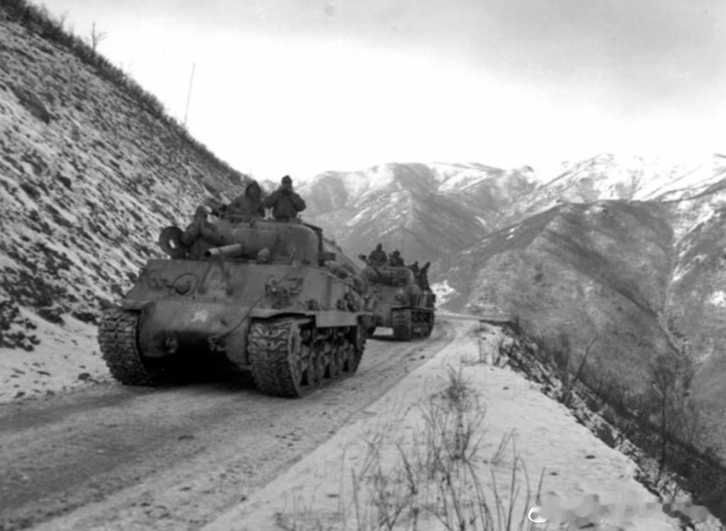1951年11月19日美军陆战1师M4坦克在翻越黄草岭