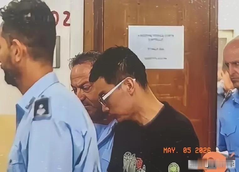 徐泽伟到了美国，门在身后锁死了。这不是什么突发意外，是他自己选的。他走之前算过账