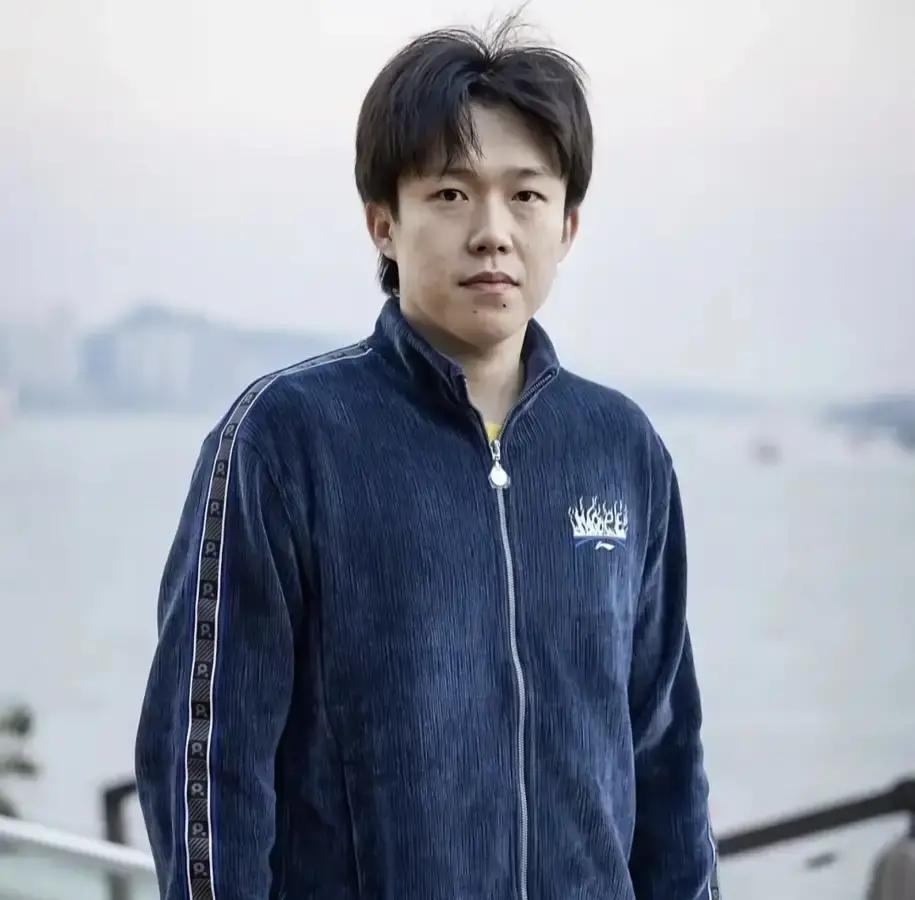 许昕给王楚钦的建议太实在：打三项得先长肥肉
顶级乒乓球赛场拼到最后，拼的从来不止