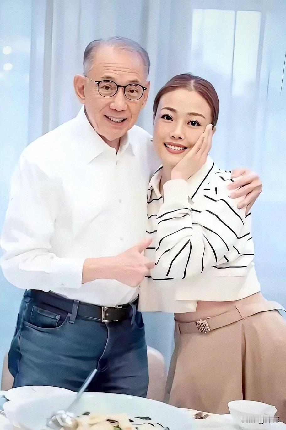 容祖儿.在英皇娱乐公司可以说是杨受成的“顶梁柱，得力干将”。为公司赚了很多钱，在