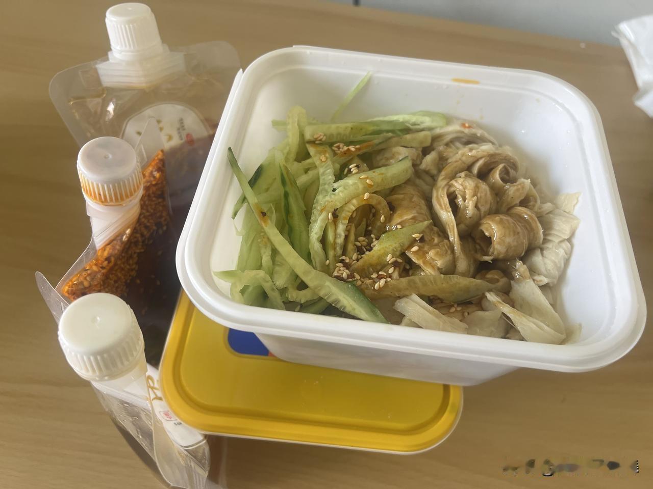 孩子在外地工作，妻子出差在外。上午一直在家里写东西，一抬头，已经中午12点了，但