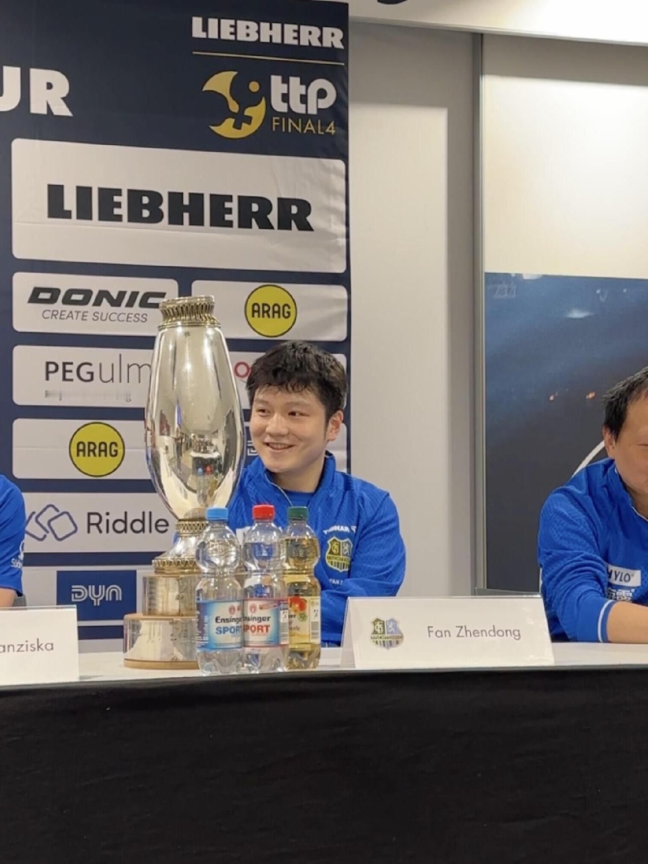 樊振东赛后接受采访，全英文，自己都笑了，大大的奖杯在东哥面前！
明显感觉比国内更