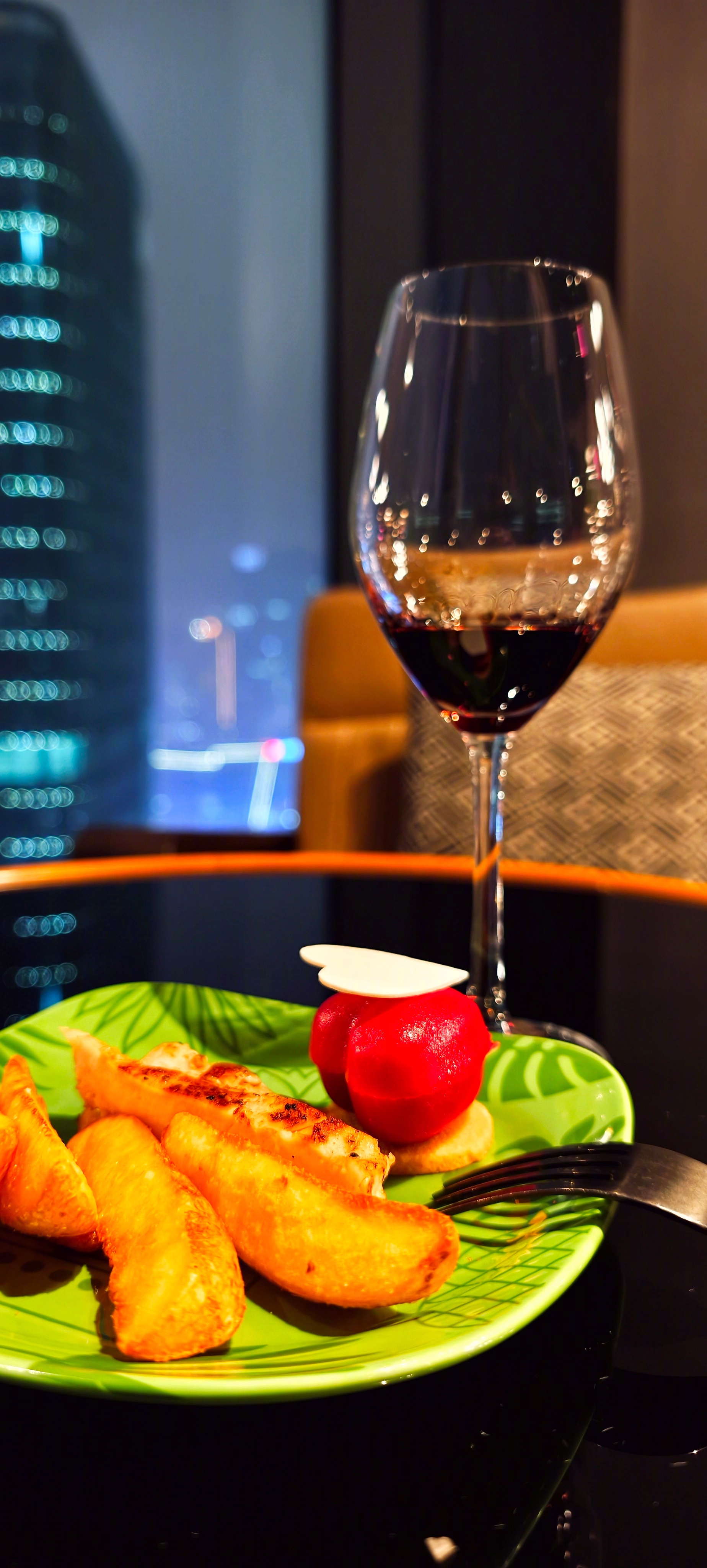 【心在旅行】     一城夜色入杯来     半盏美酒伴西餐…………………………