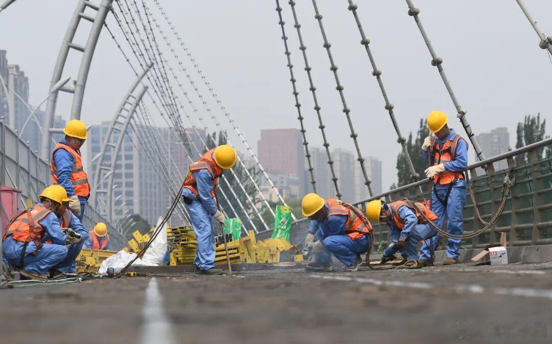 太原南内环桥人行辅道开始改造  6月23日零时起，由市城管局市政建管中心负责实施