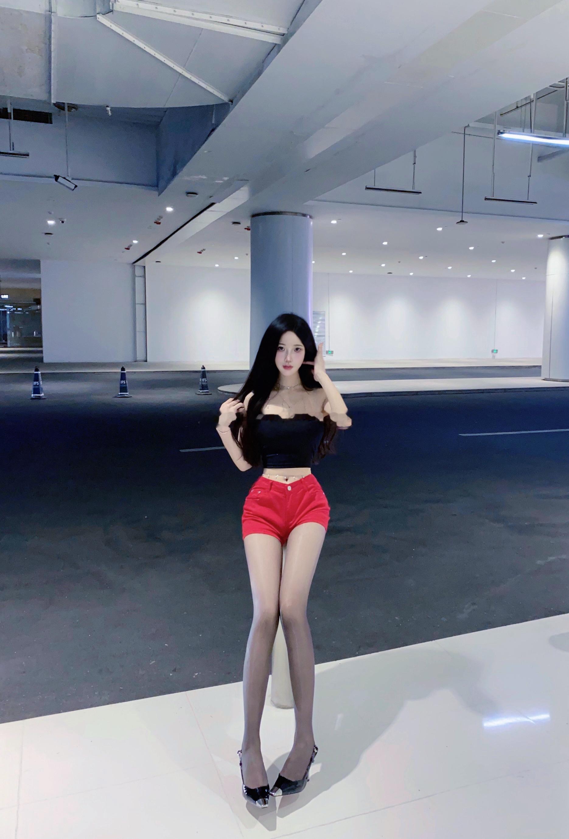 今年马上过去的 新的一年祝大家 平安喜乐 心想事成纯欲风御姐宅男女神高跟涞觅润丝