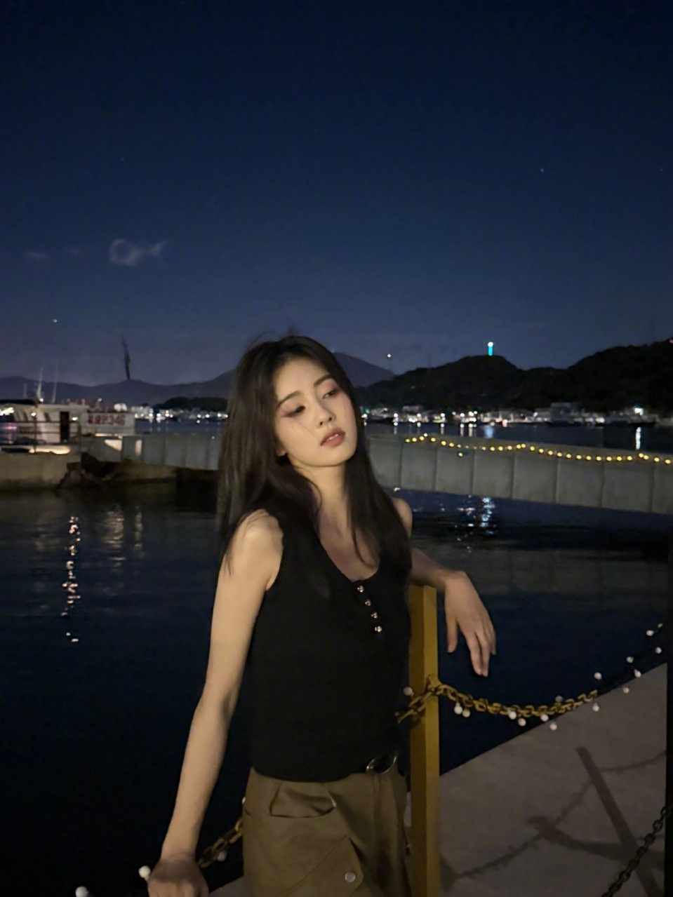 白鹿[超话]白鹿烟花合影白鹿江边烟花plog ​白鹿和烟花合影啦！！好美！！ ​