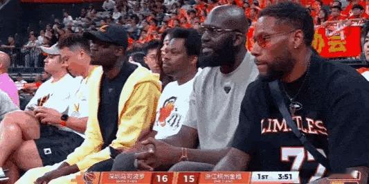 威姆斯和班巴现身深圳主场，观看深圳和浙江的季后赛。深圳男篮vs浙江男篮CBA