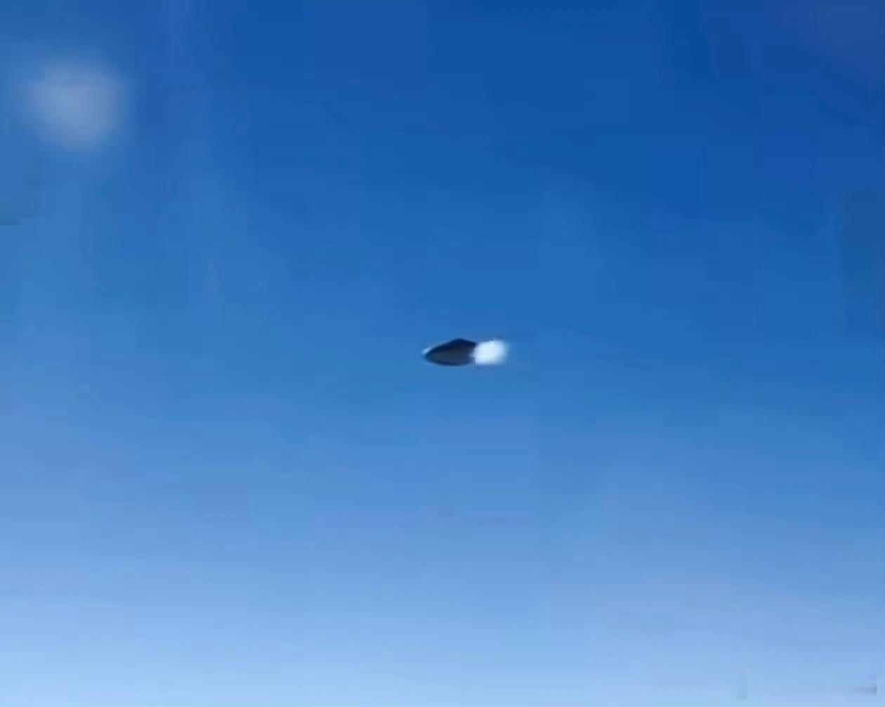 乘客在飞机上拍到超清晰UFO信不了一点，不是我杠啊，现在AI生成技术都卷成这样了