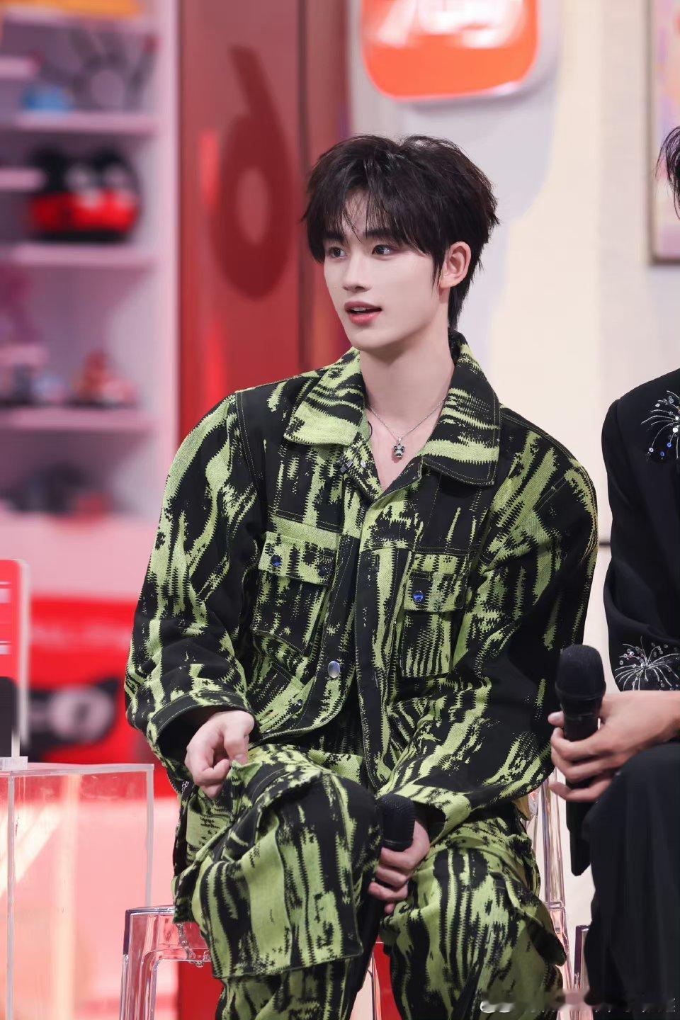 #丁程鑫今晚有舞台# 什么什么？丁程鑫今晚在好六有舞台[哇]天哪，这也太惊喜了吧