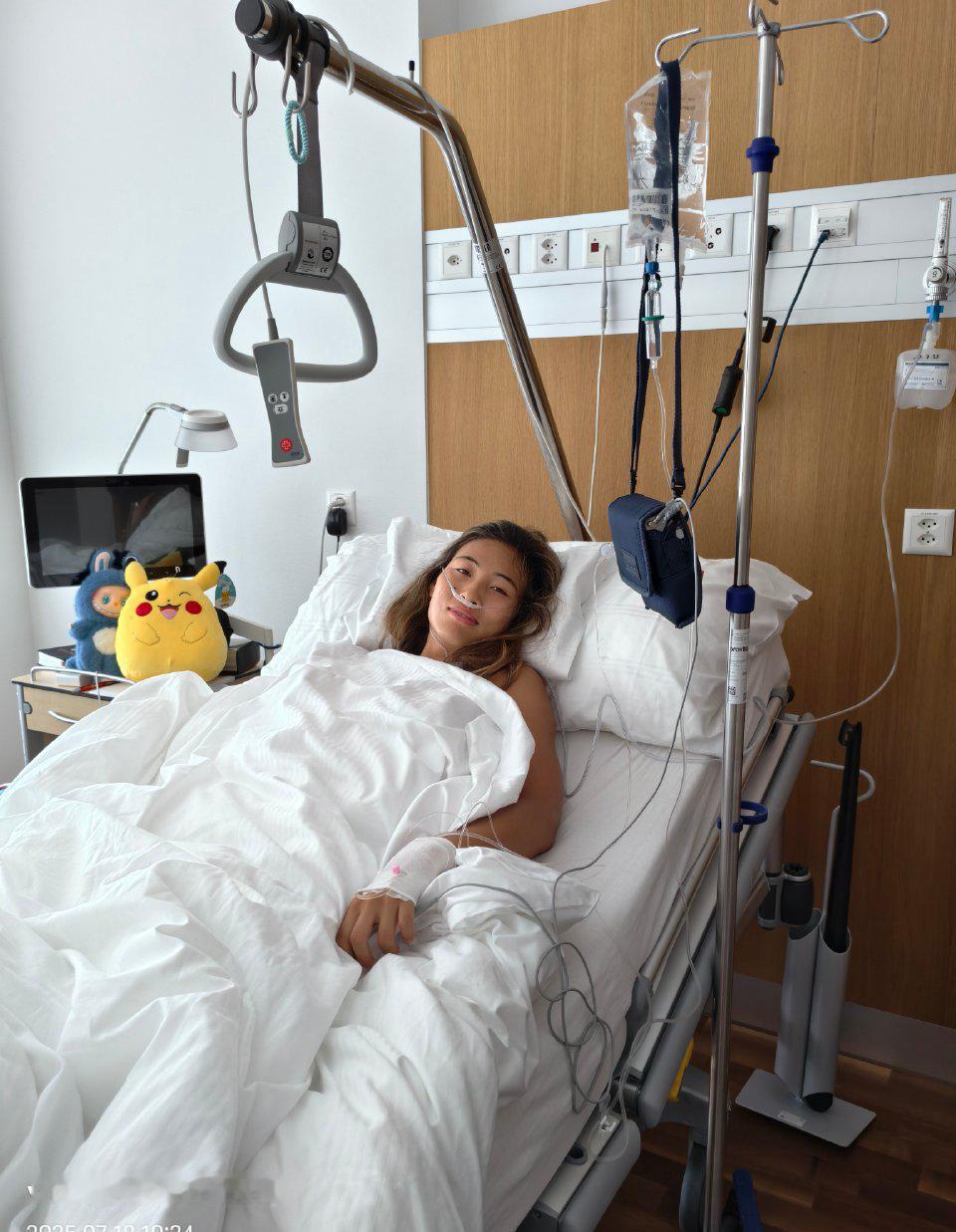 运动员真不容易
为祖国获取荣誉的同时身体损耗巨大
郑钦文训练期间右肘新旧伤并发，