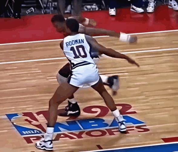NBA各年代打球方式都是怎么演变的？
图一：上世纪罗德曼跟尤因阵地肉搏打法
图二
