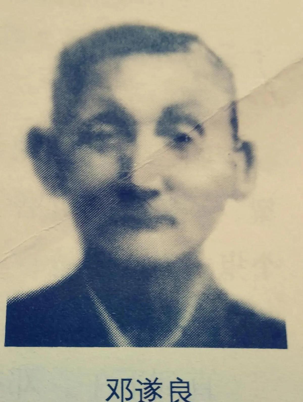 1940年，邓遂良是一名川军战士，他被俘虏并面对日军的严刑拷打，但他宁死不屈，甚