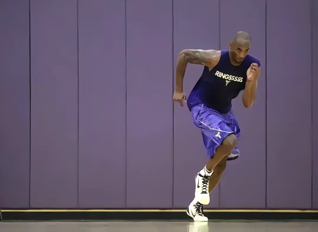 【凌晨4点，他连投1000球，命中率99%】录像机一帧帧回放，手指角度差1度就重