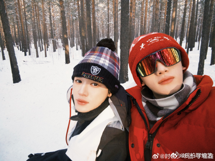 丁程鑫宋亚轩滑雪比耶  丁程鑫宋亚轩滑雪同框照📸真的是觉得特别的快乐了呀，而且