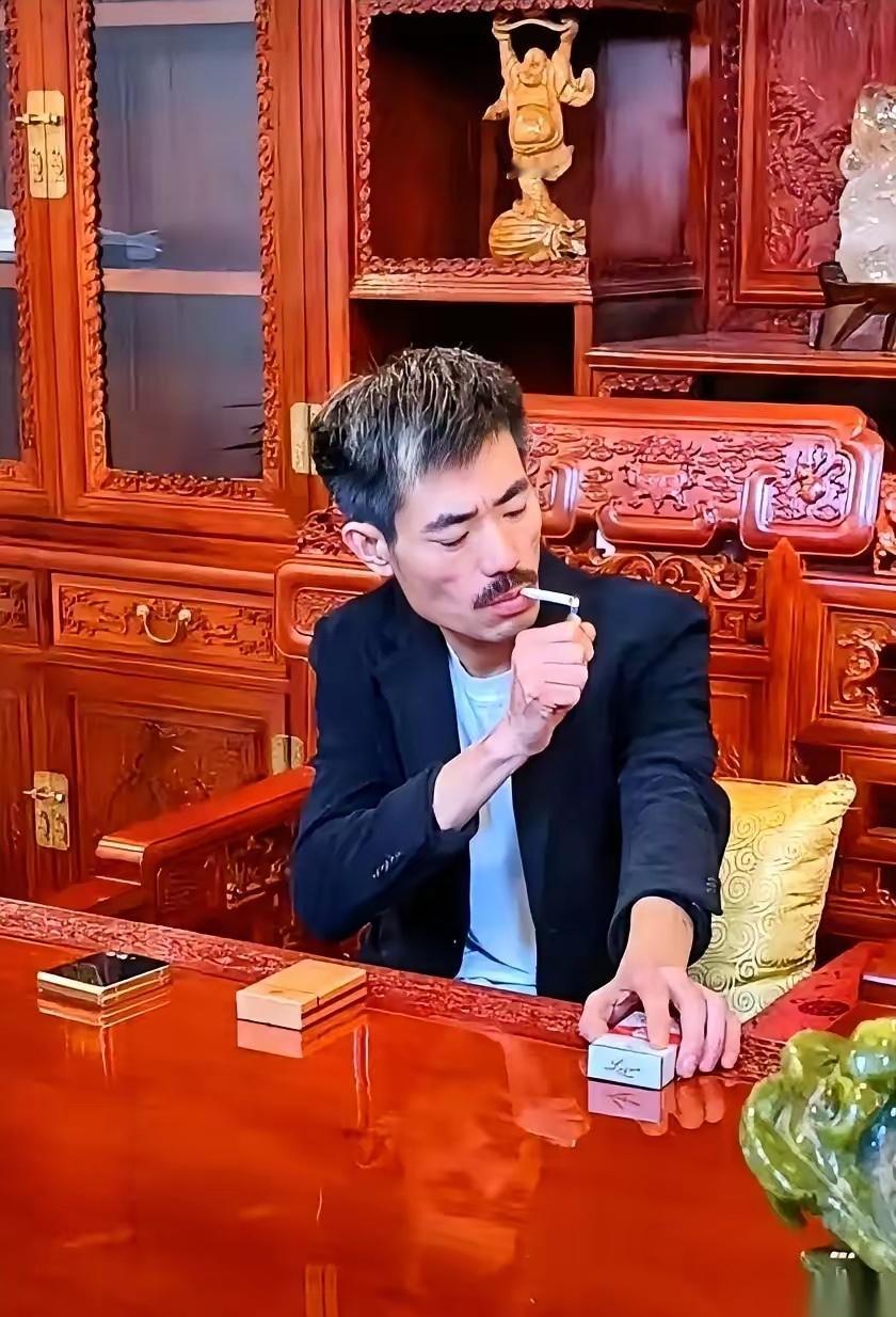 阿四，普通人打工是为了谋生，他直接把“装高端”做成了正经职业。
别人挤地铁赶写字