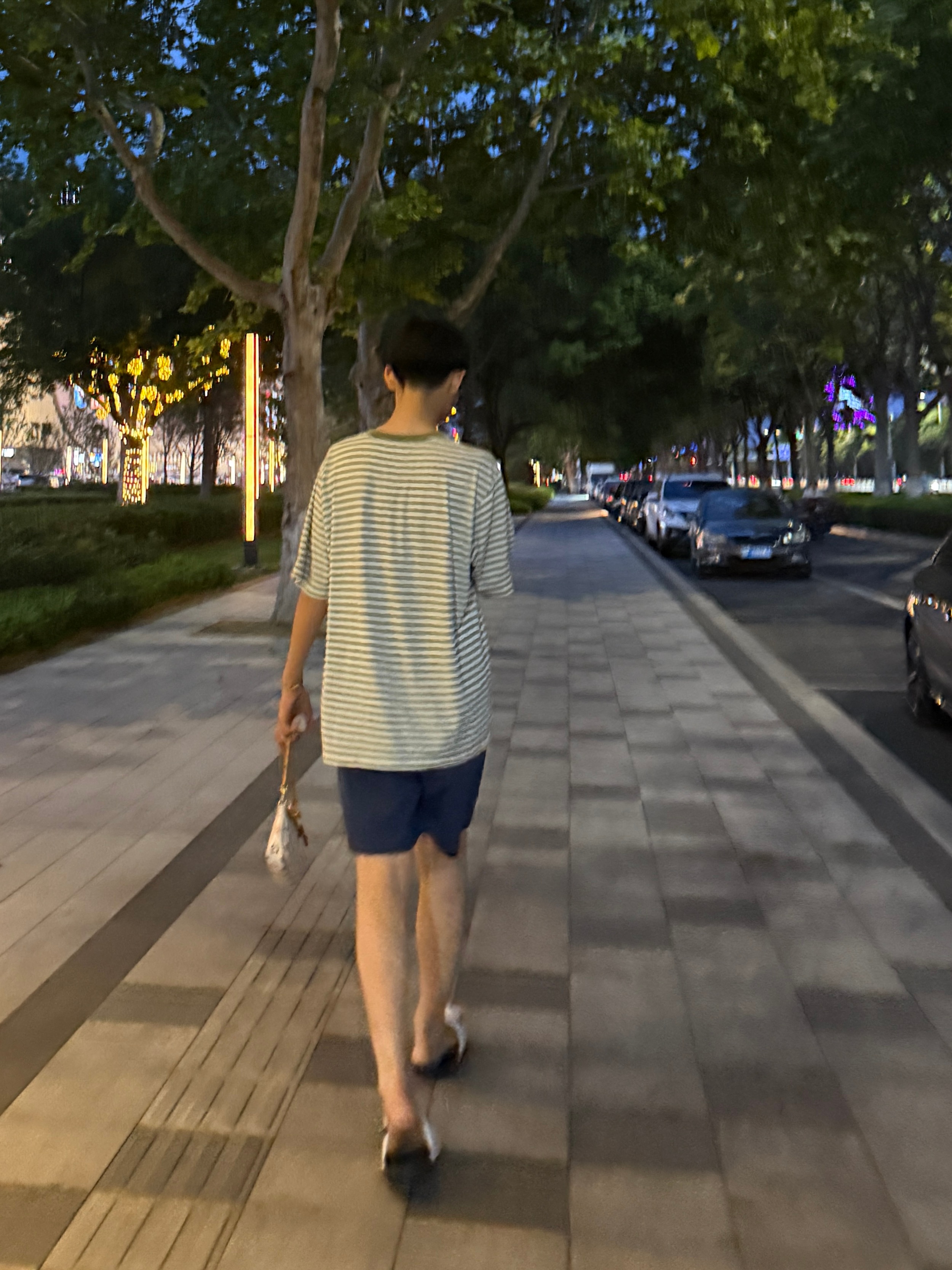 小酱没有一刻不在看手机的，不过我也是