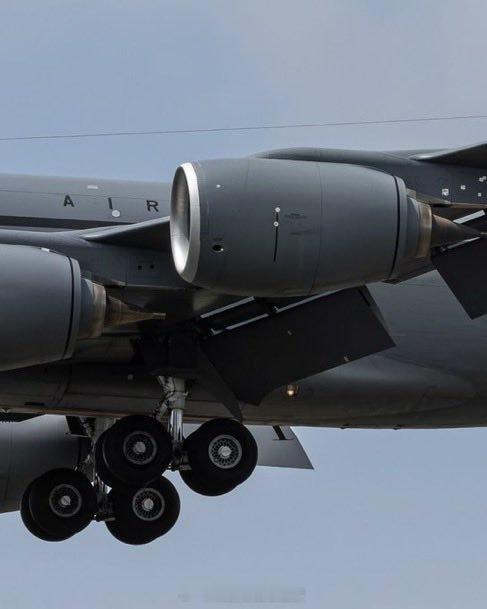 海外新鲜事 一架美国 KC-135R 空中加油机，据一些消息来源称在伊朗对沙特P