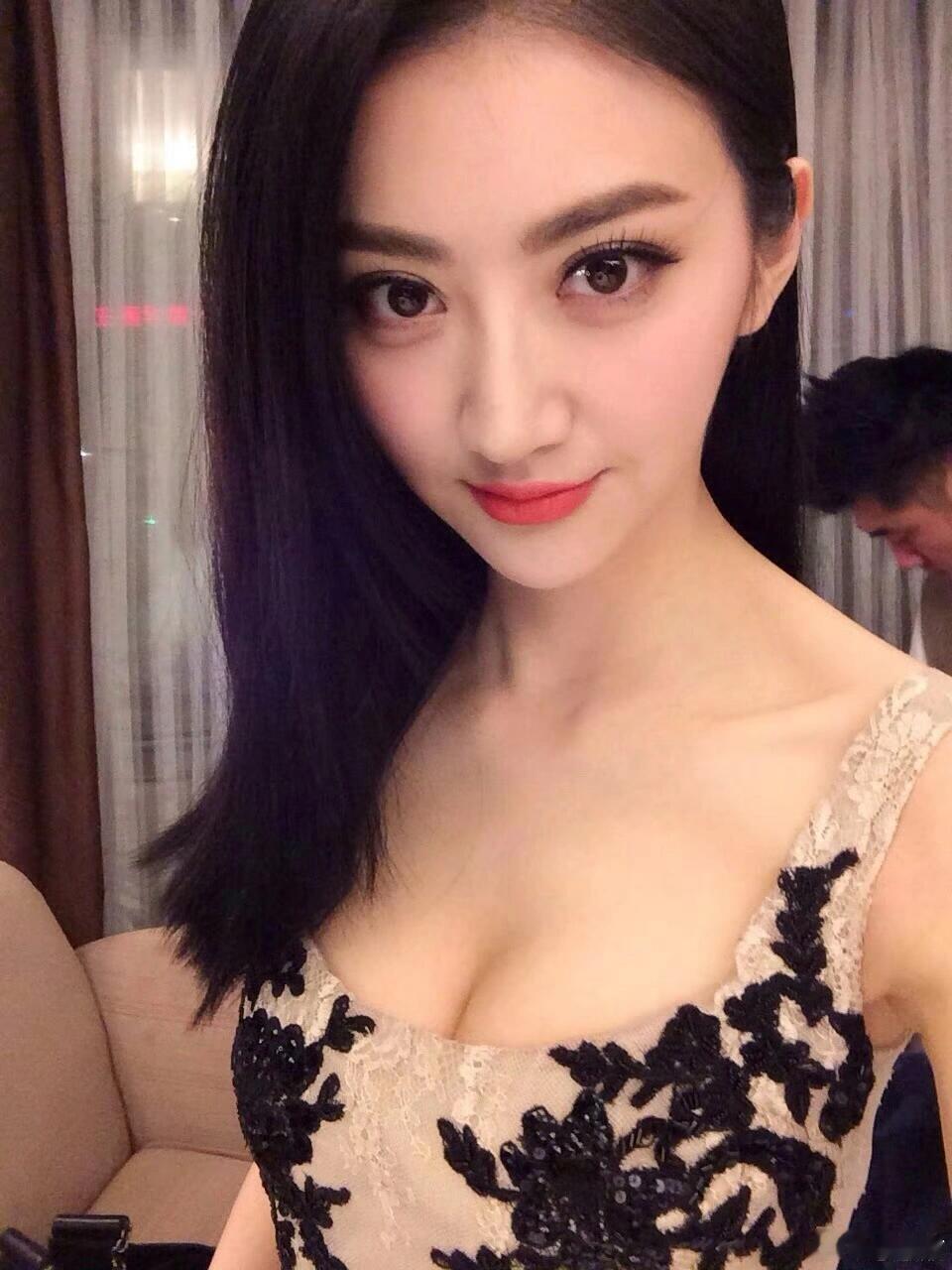 翻到景甜早期微博，不愧是人间富贵花 大美女怎么拍都好看！感觉她前期就是被保护的太