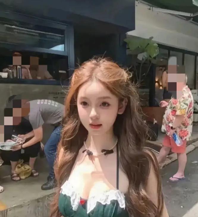 王思聪这次，大概率是真的被03年出生的懒懒给拴住了。
他之前交往过的网红，大多相