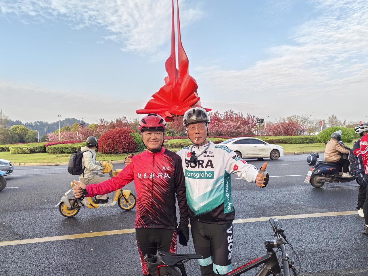 骑行碎片
记录着各种场景
骑友拍，自拍，陌生朋友拍
——现在感觉
还是穿骑行服好
