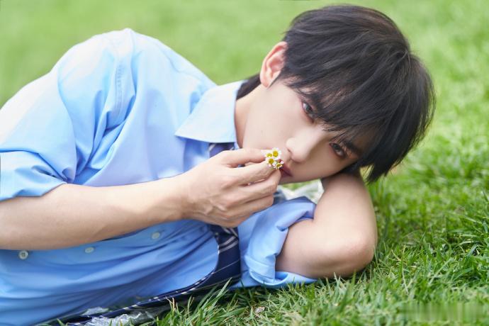 丁程鑫叼花丁程鑫的夏日花信  丁程鑫的夏日花信，丁程鑫叼花，谁懂这个夏日氧气感的