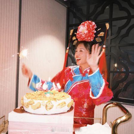 鬼鬼生日办还珠格格主题派对鬼鬼cos小燕子 11日，鬼鬼迎来36岁生日，她cos