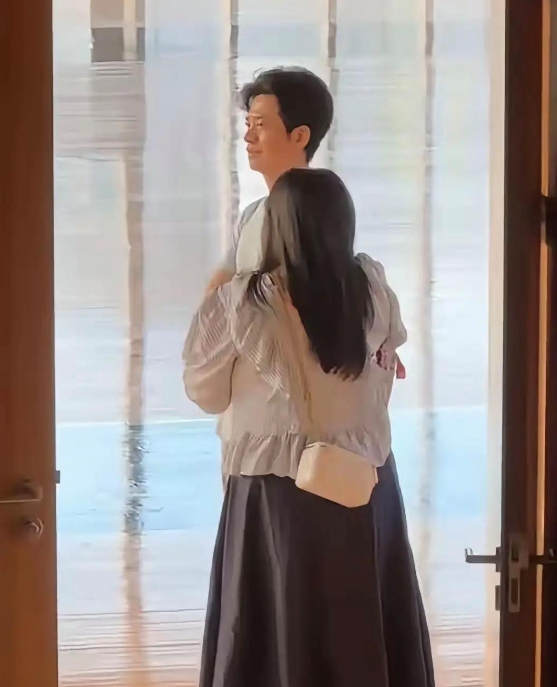 网友在阿那亚偶遇李健叶小蓓夫妇，叶小蓓瘦了好多，腰线都出来了，这对夫妇真的是神仙