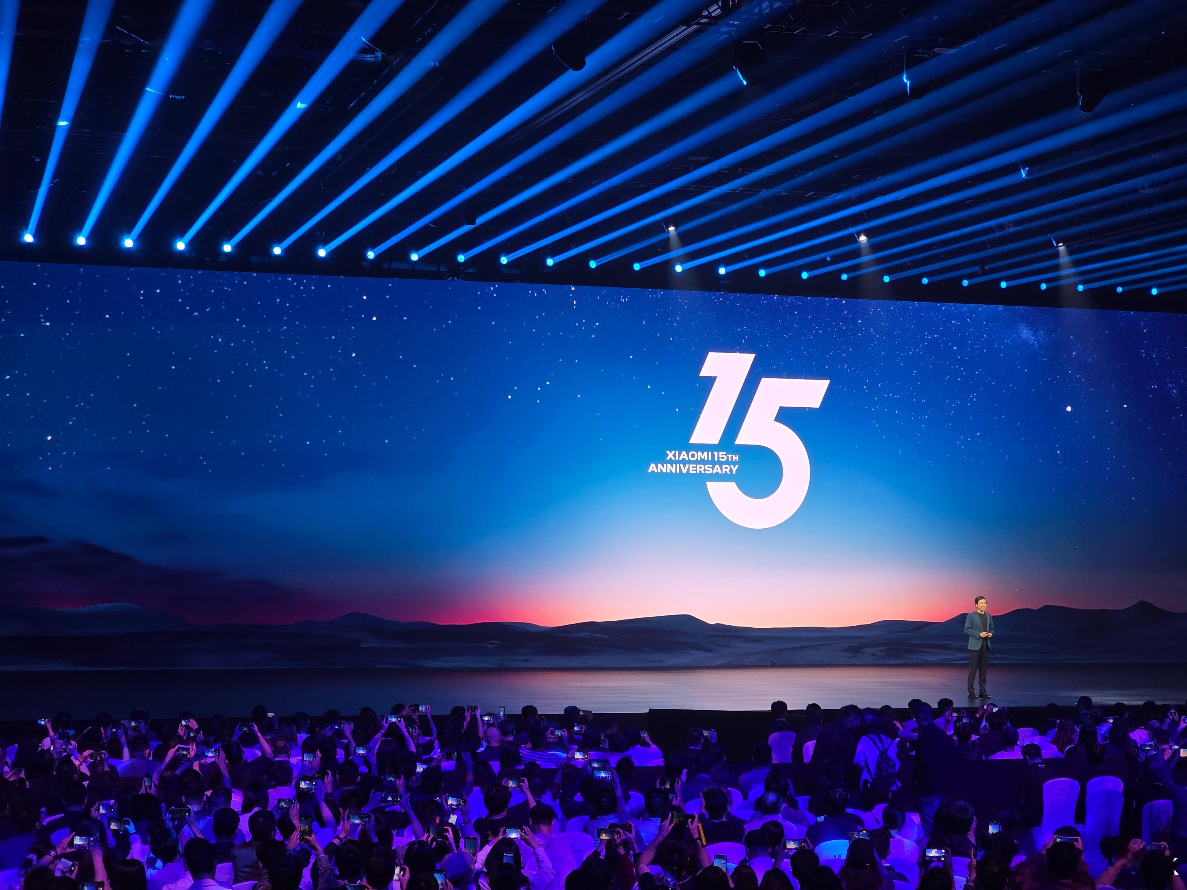 小米15周年，小米手机市场份额连续19个季度全球前三，汽车、芯片、智能工厂也实现