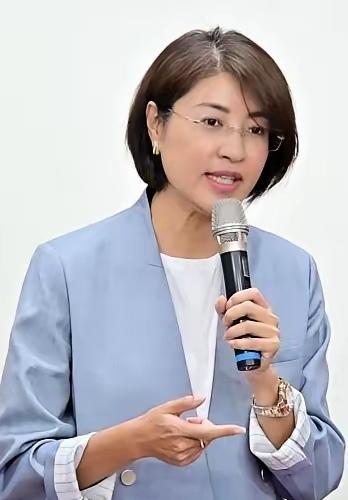 许淑华在举办两岸两湖论坛中人气迅速飙升，她更是岛内一些政客的榜样和标杆。
美女县