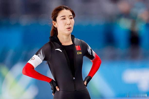 速度滑冰女子1500米冬奥会三位中国选手已经结束了各自的比赛，韩梅就是最后一圈掉