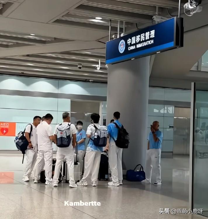 一群大佬围着莎莎，这是怕莎莎走丢啊！看看就很好笑！
莎莎：你们这样围着我好嘛？