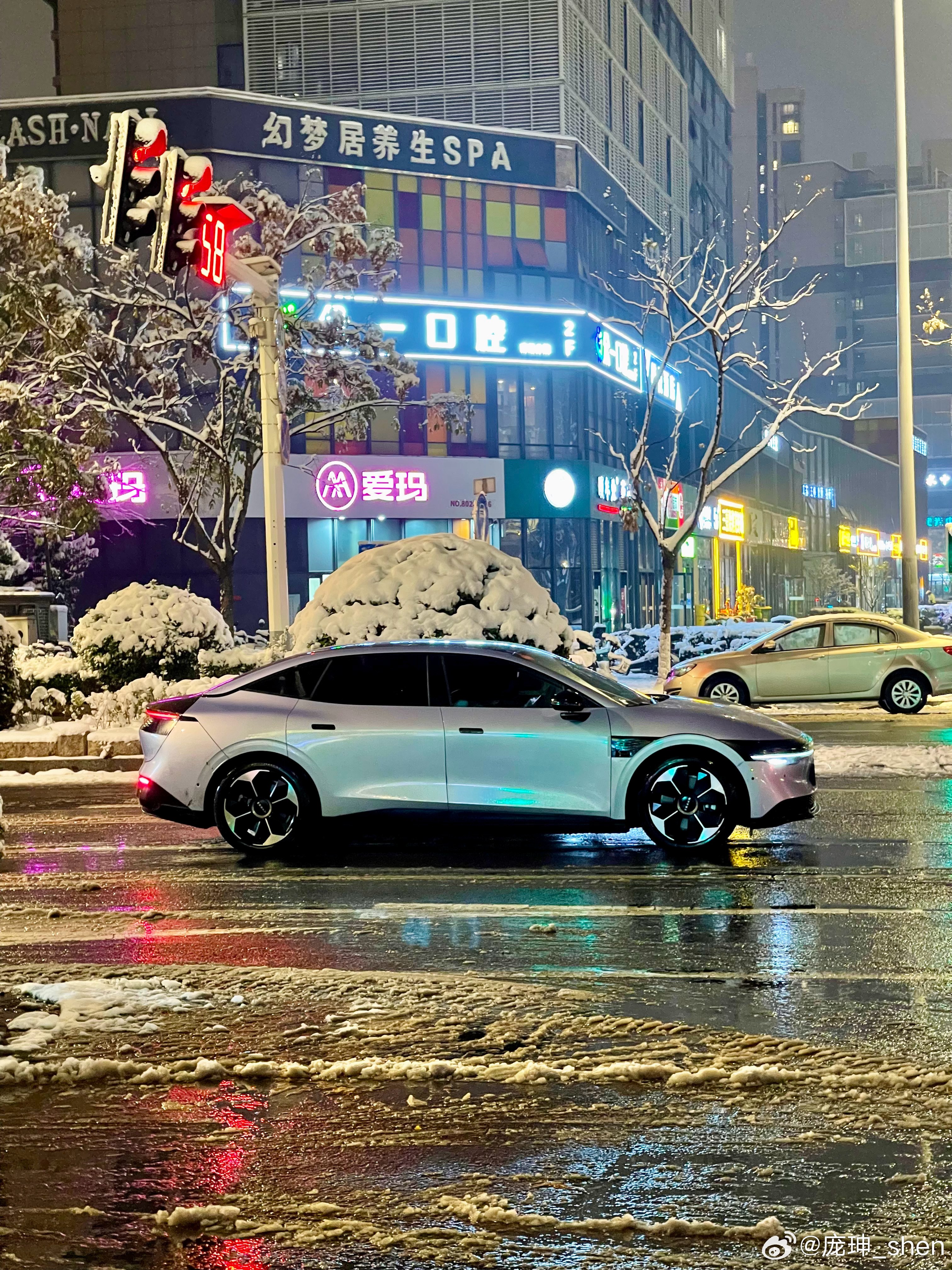 偶遇在路上跑的极氪007，银色还是很帅的。 ​​​