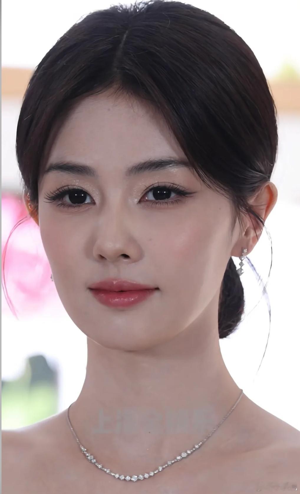 白鹿高清怼脸生图，综艺镜头把人脸拍的好扁平，其实现实面部平整度高五官立体白鹿 ​