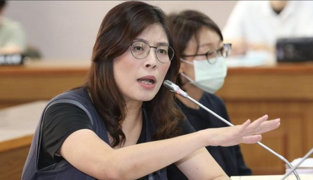 见完美方后，郑丽文送两岸一句话，岛内民调变天，大陆要拔7颗钉子。

台湾海峡的局