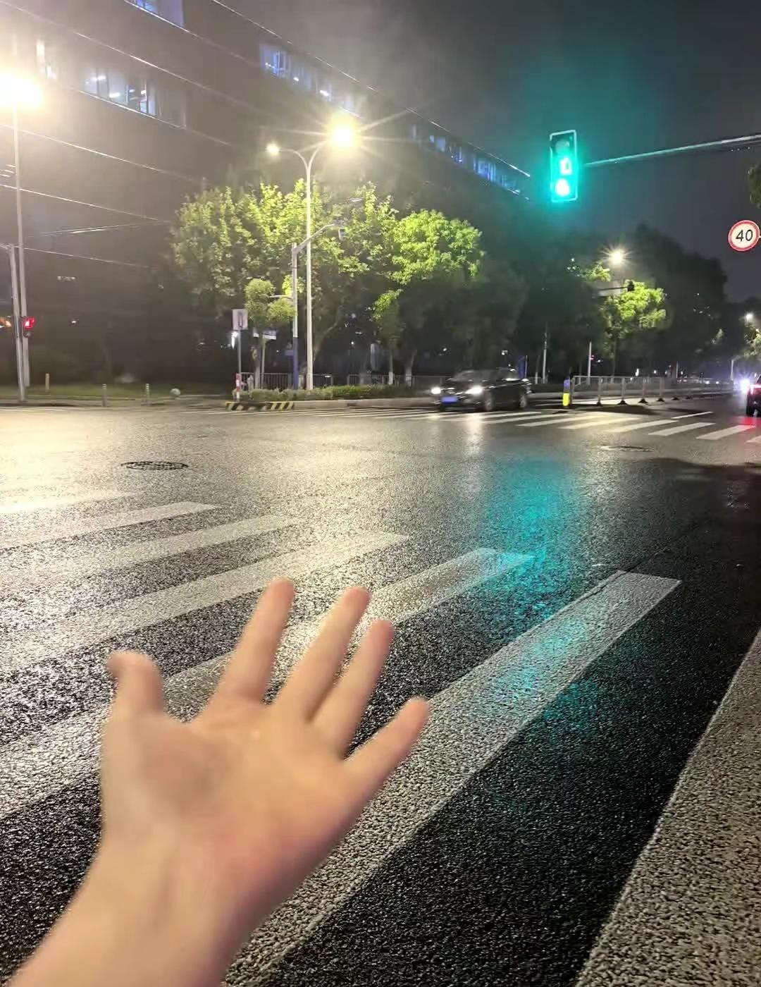 上海就是一个巨大的加湿器这哪是下雨这分明就是喷雾加湿器啊上海这种细到几乎肉眼看不